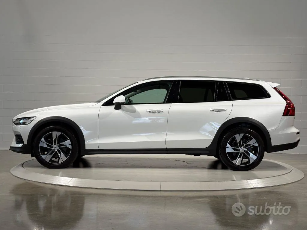 Volvo V60 2023 photo 2