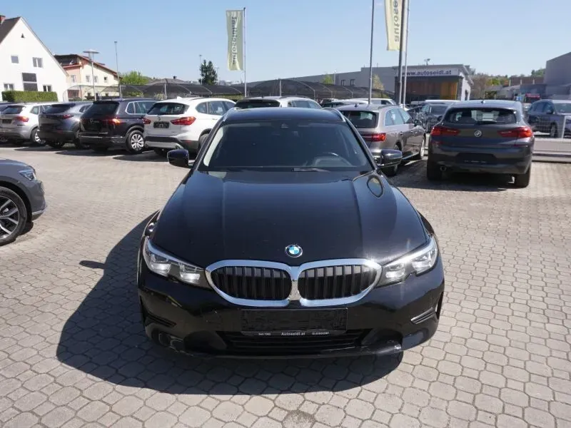 BMW 3 Series 2022 photo 2