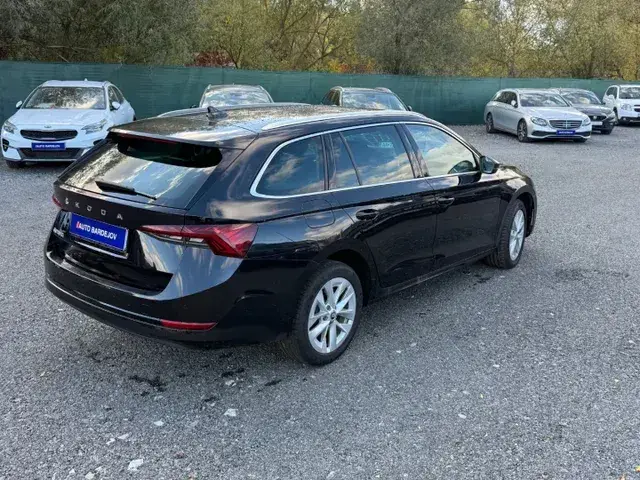 Skoda Octavia Combi 2023 photo 3