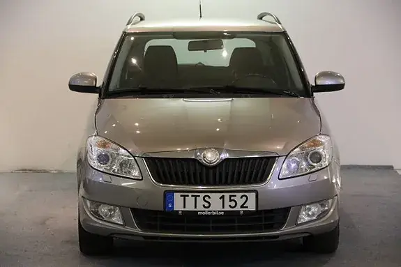 Skoda Fabia 2011 photo 2