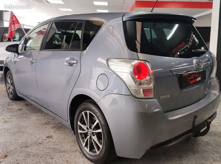 Toyota Verso 2013 photo 2