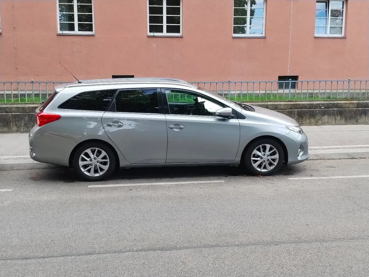 Toyota Auris 2014 photo 2