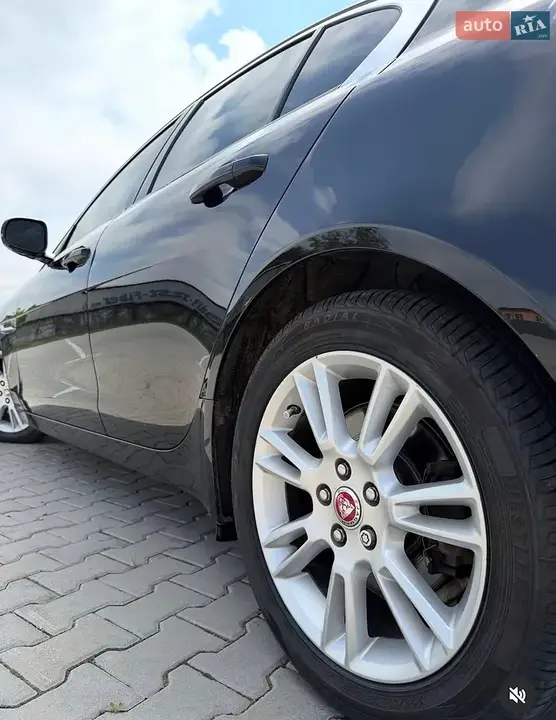 Jaguar Xe 2017 photo 5