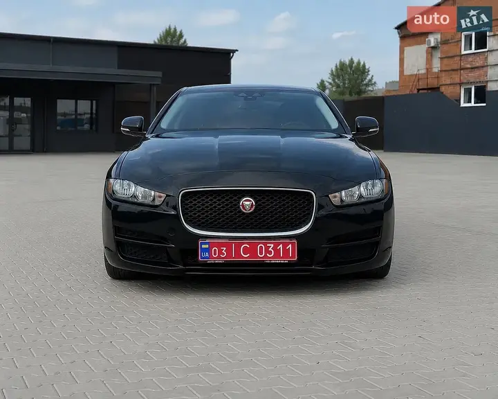 Jaguar Xe 2017 photo 3