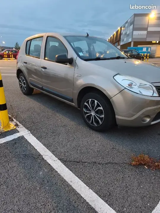 Dacia Sandero 2009 photo 2