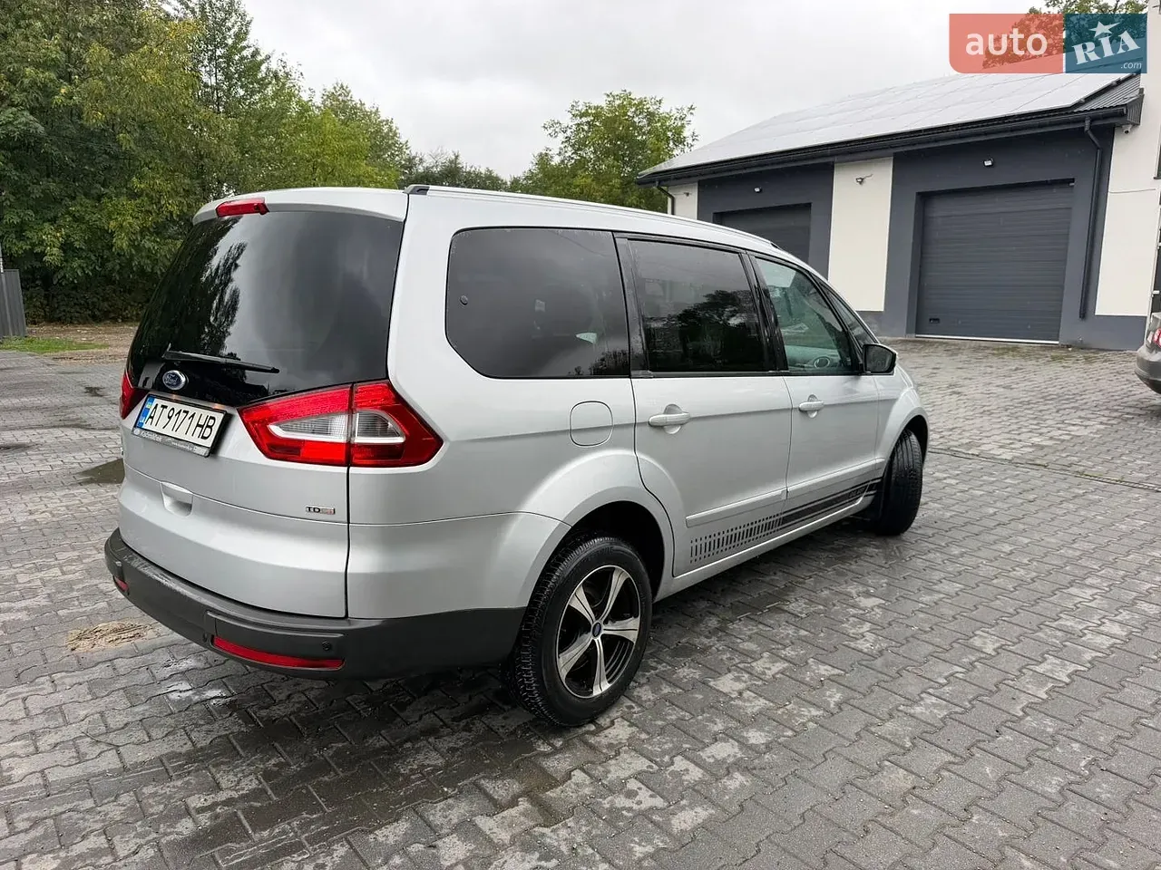 Ford Galaxy 2010 photo 3