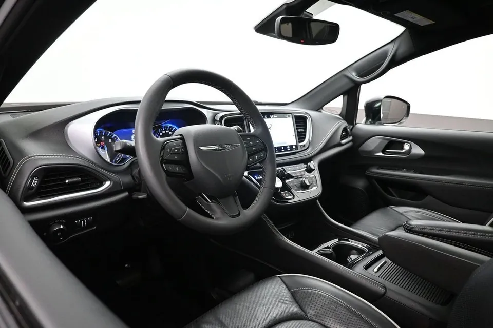 Chrysler Pacifica 2025 photo 5
