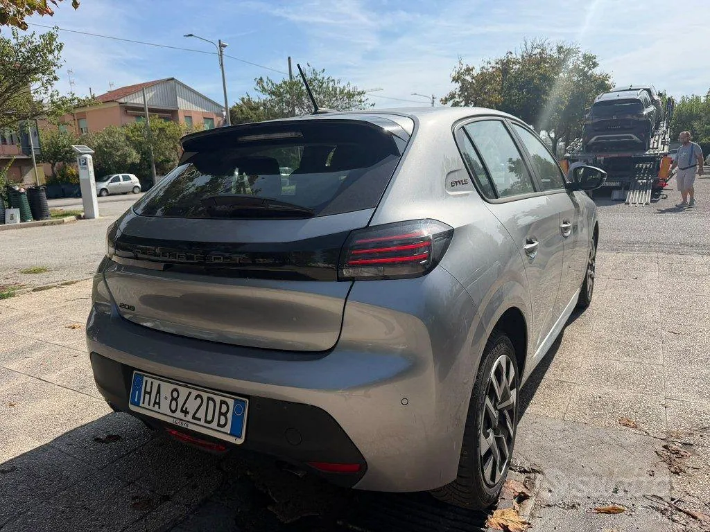 Peugeot 208 2025 photo 2