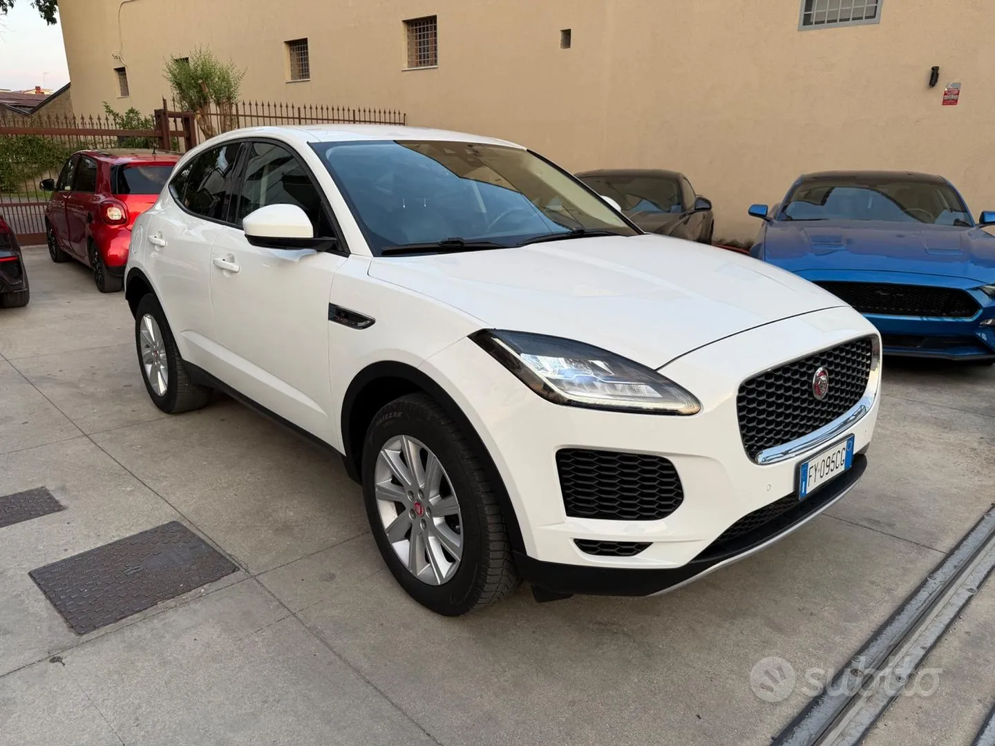 Jaguar E-Pace 2019 photo 2