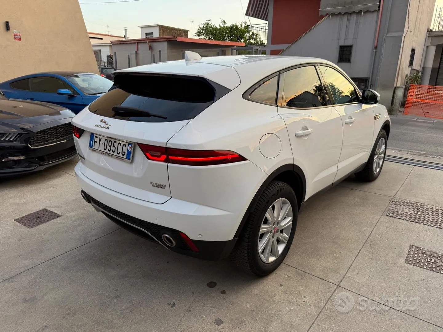 Jaguar E-Pace 2019 photo 3