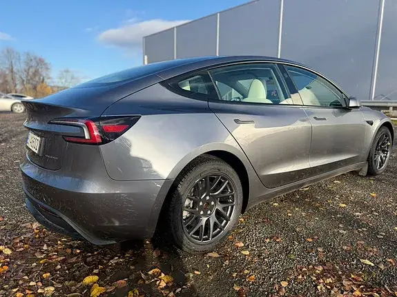 Tesla Model 3 2024 photo 2