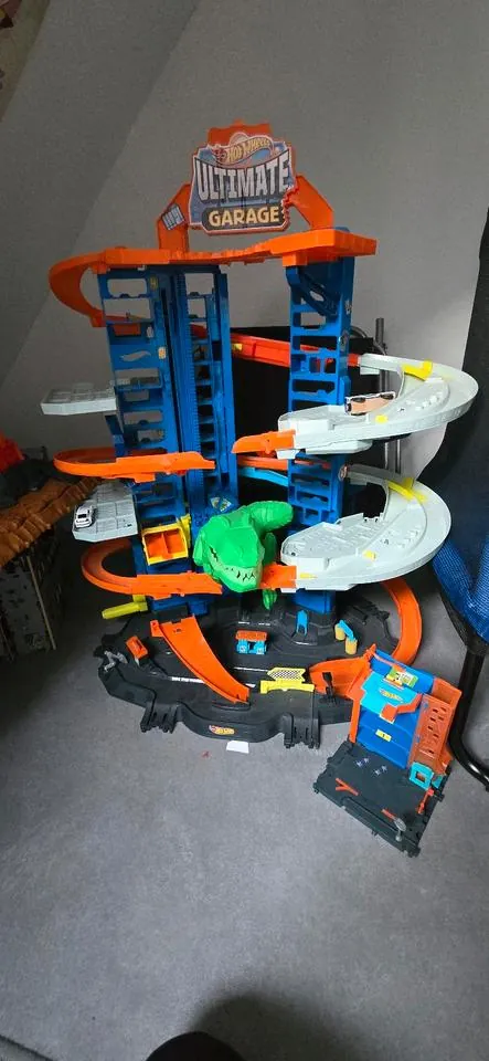 Hot Wheels Ultimate Dino Garage