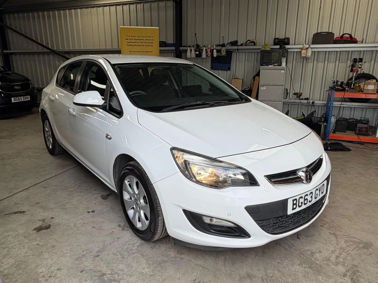 Vauxhall Astra 2013 photo 3