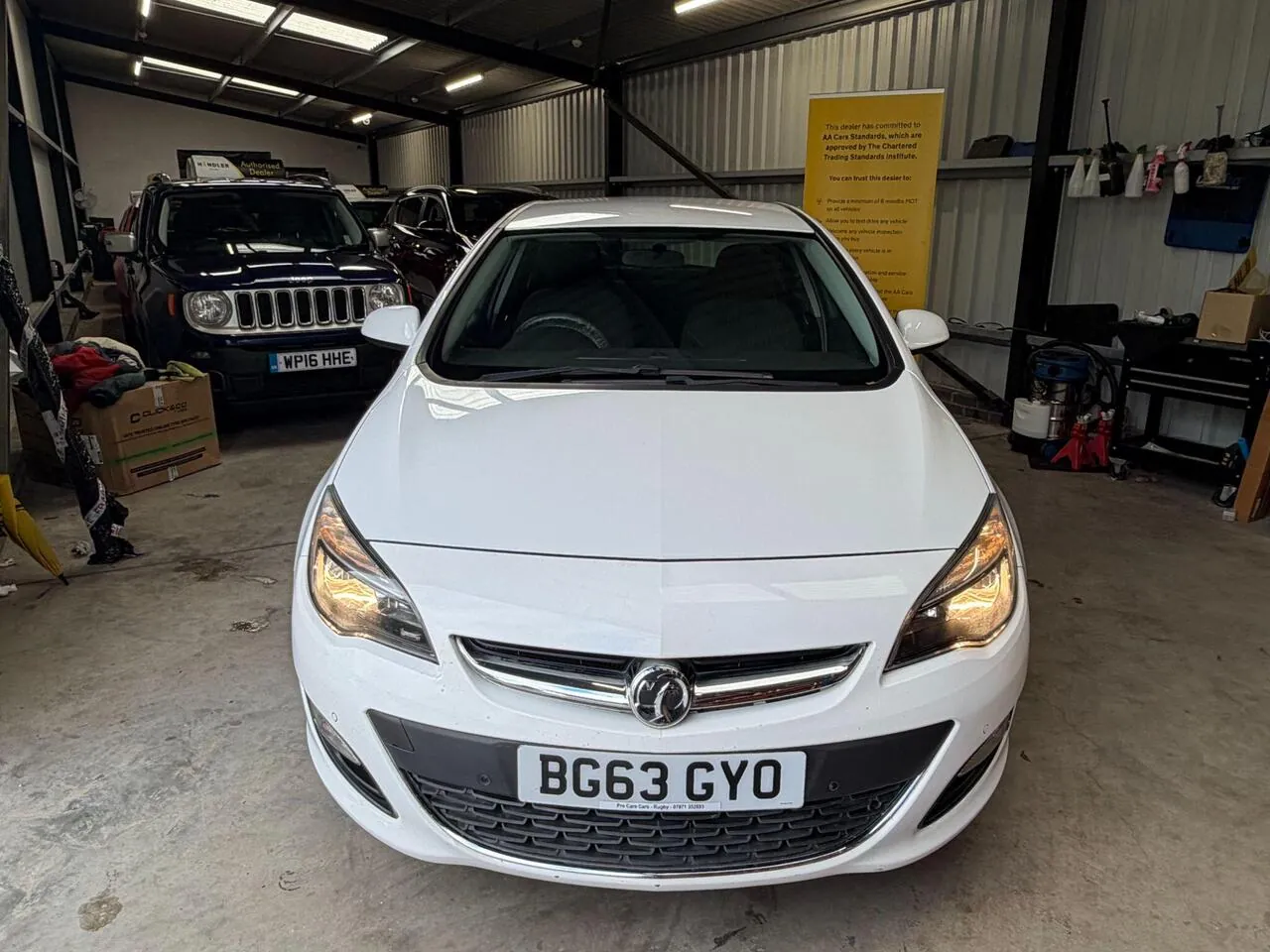 Vauxhall Astra 2013 photo 2