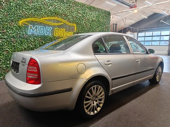 Skoda Superb 2003 photo 4