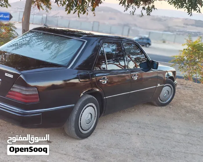 Mercedes-Benz E-Class 1986 photo 4