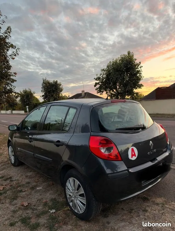 Renault Clio 2006 photo 2