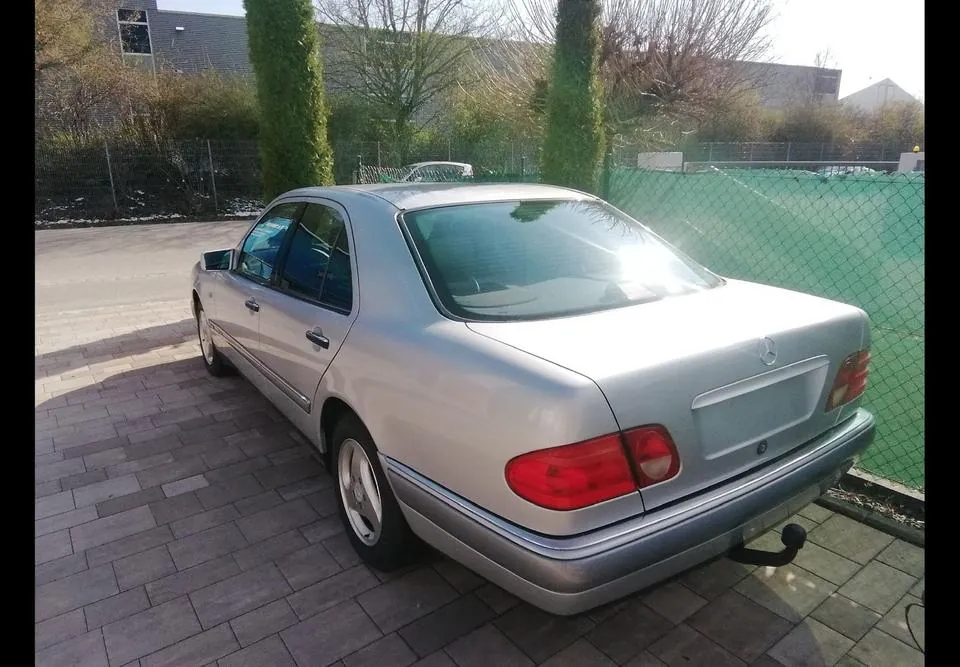 Mercedes-Benz E 230