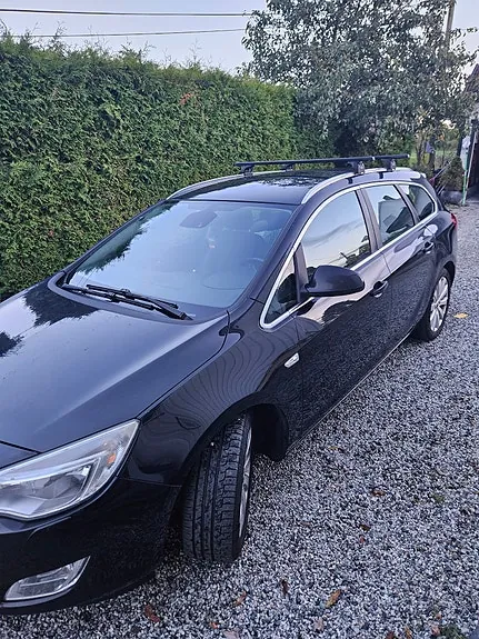 Opel Astra 2011 photo 2