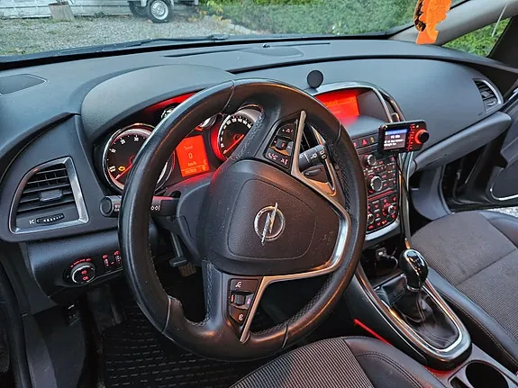 Opel Astra 2011 photo 3