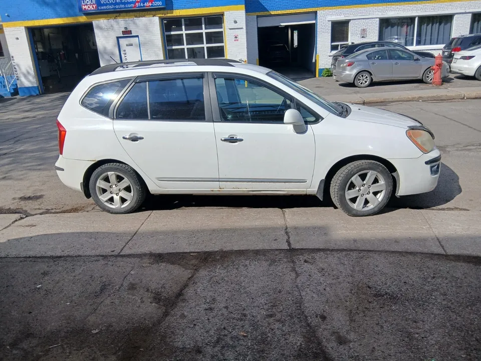 Kia Rondo 2010 photo 2