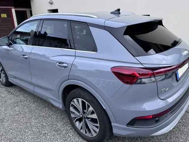 Audi Q4 2023 photo 2