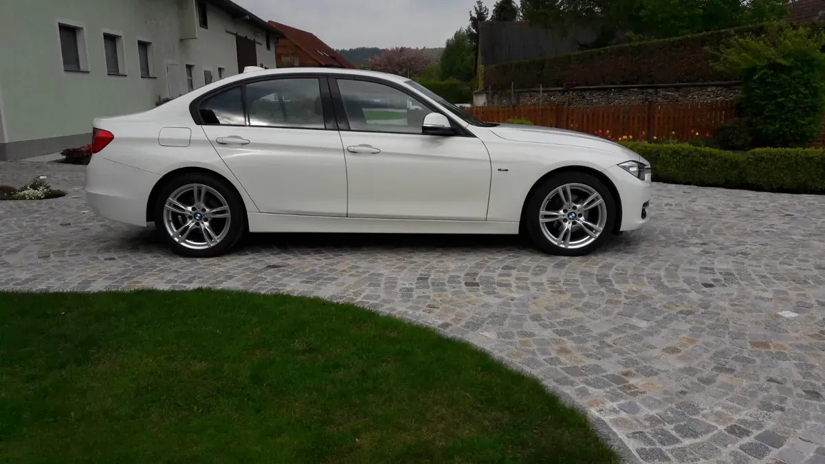 BMW 3 Series 2012 photo 3