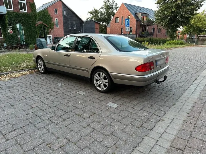 Mercedes-Benz E200