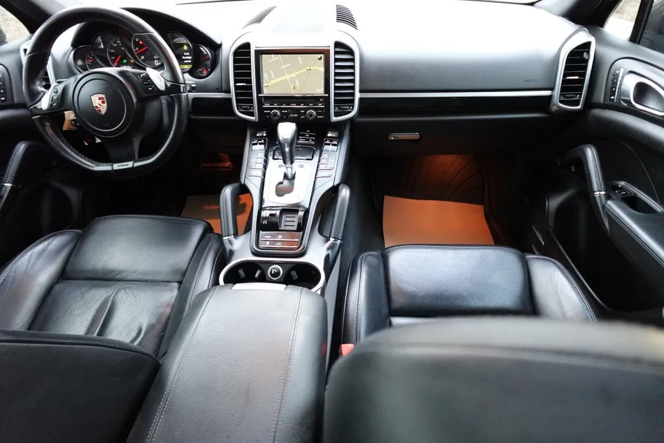 Porsche Cayenne 2011 photo 2