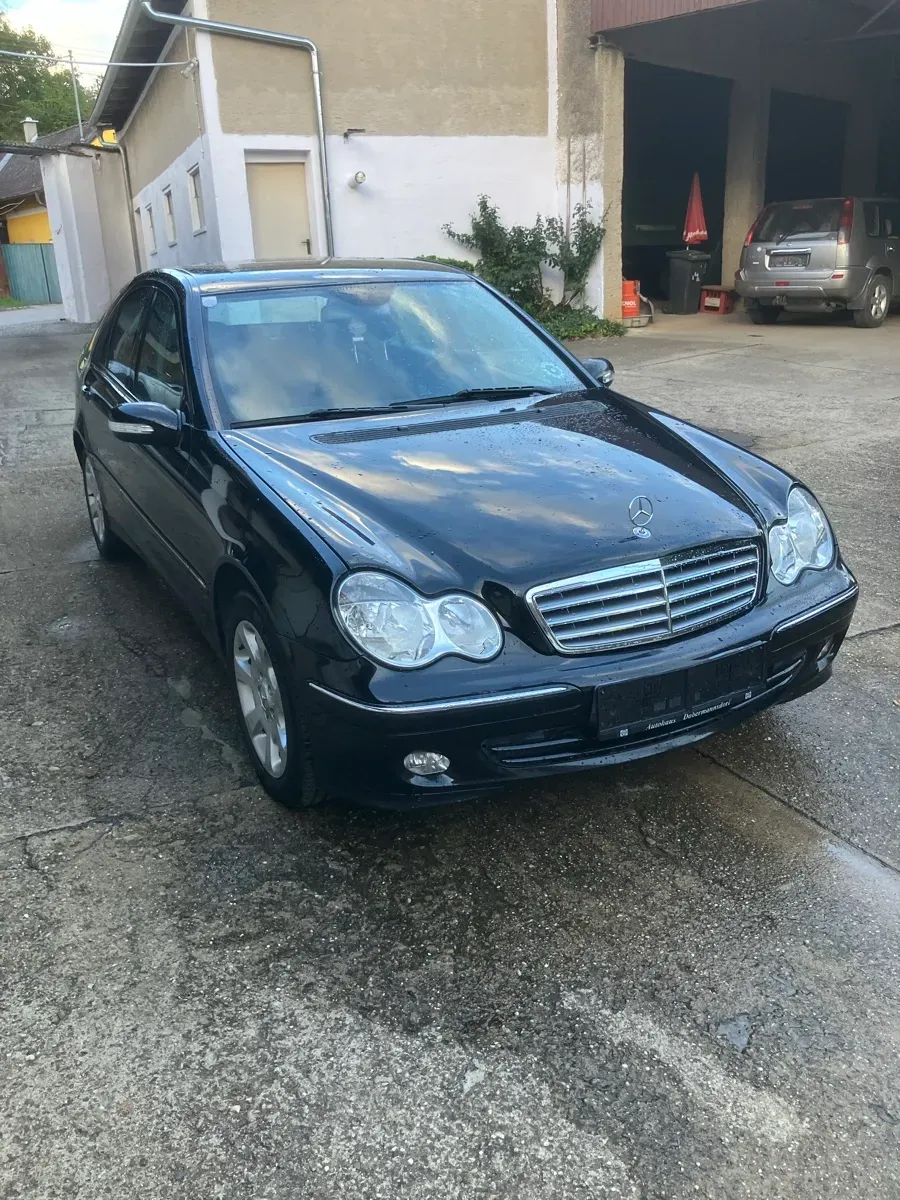 Mercedes-Benz C-Class 2005 photo 2