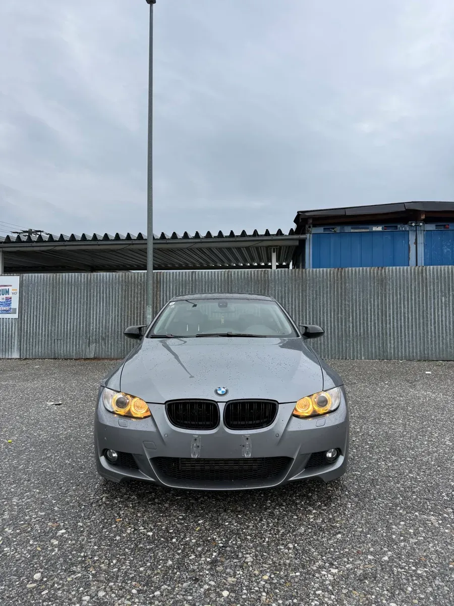 BMW 3 Series 2009 photo 2
