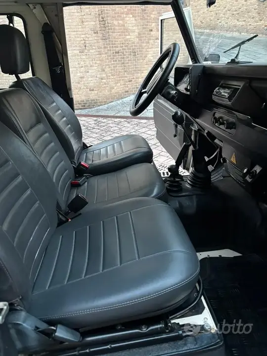 Land Rover Defender 90 1988 photo 5
