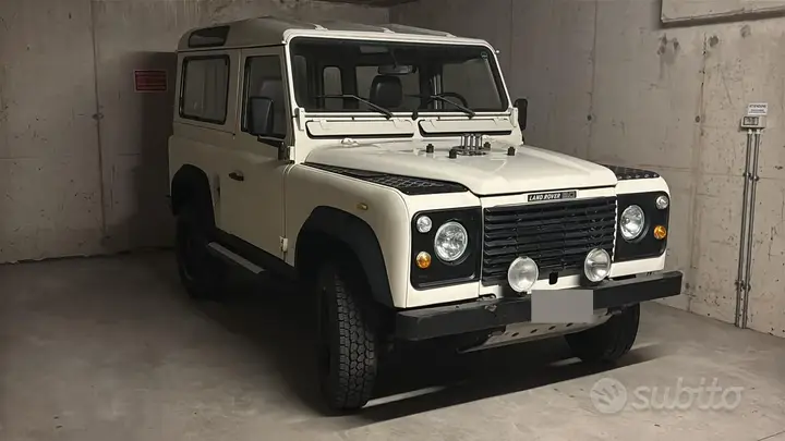 Land Rover Defender 90 1988 photo 2