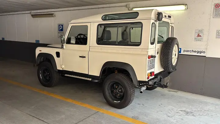 Land Rover Defender 90