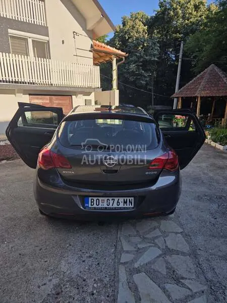 Opel Astra J 2010 photo 5