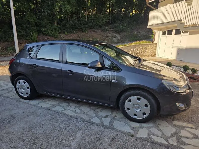 Opel Astra J 2010 photo 2