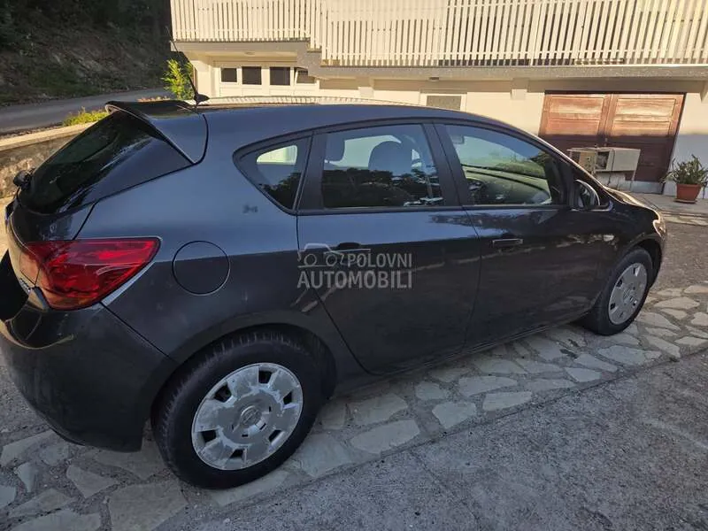 Opel Astra J 2010 photo 3
