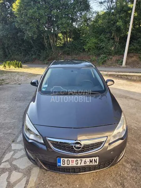 Opel Astra J 2010 photo 4