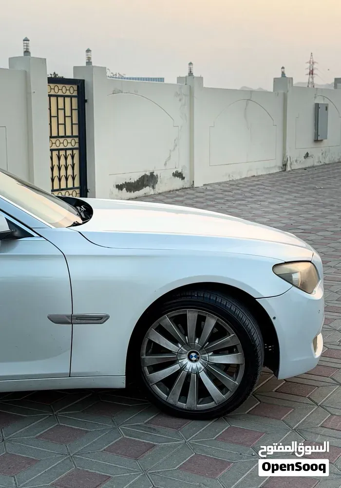 BMW 7 Series 2012 photo 2