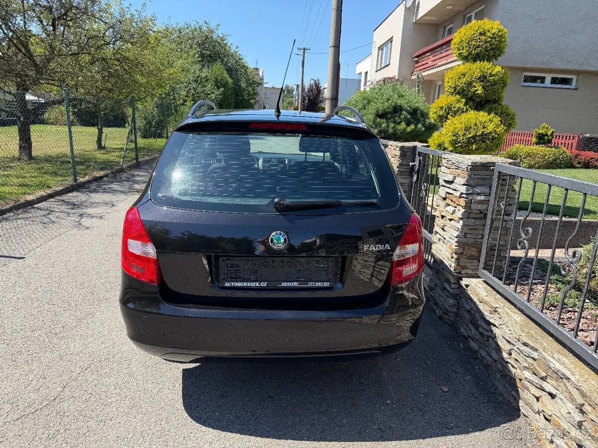 Skoda Fabia 2011 photo 3