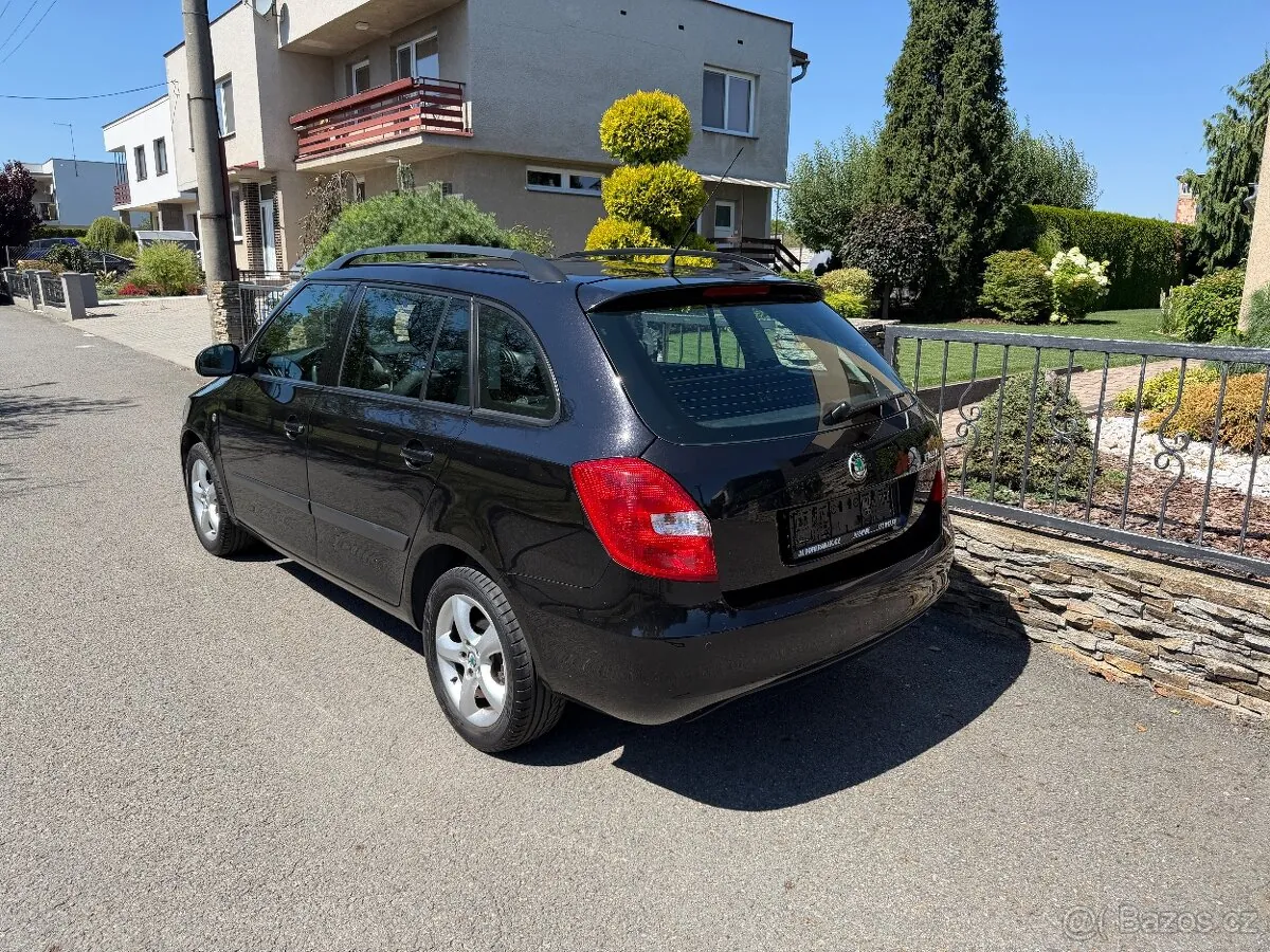 Skoda Fabia 2011 photo 2