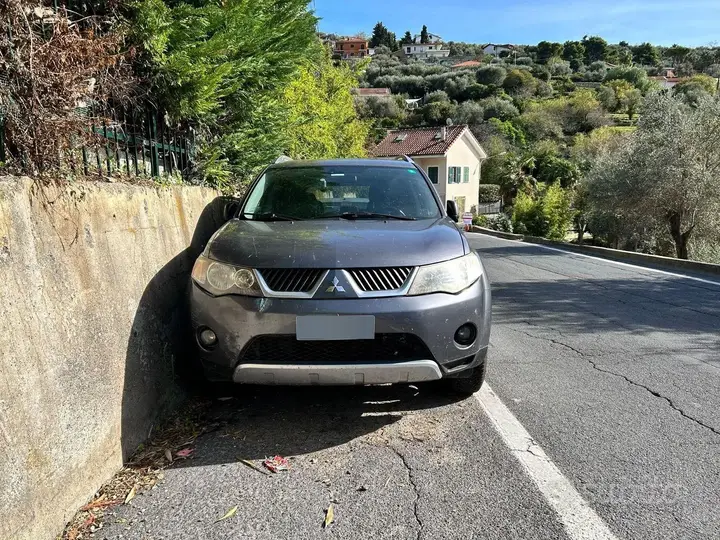 Mitsubishi Outlander 2008 photo 2