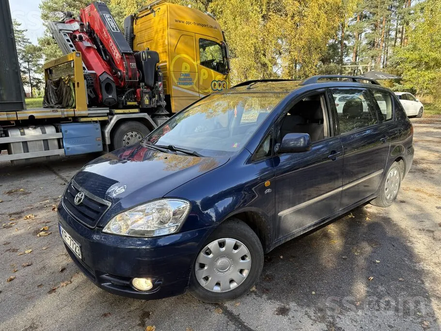 Toyota Avensis Verso 2004 photo 2