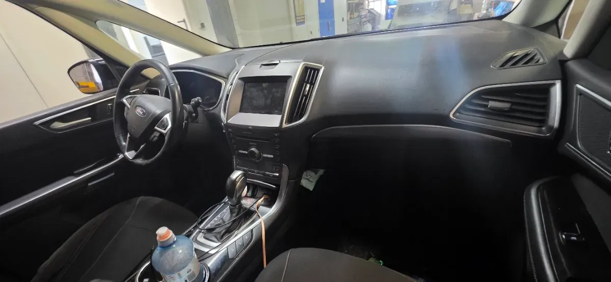 Ford Galaxy 2016 photo 2