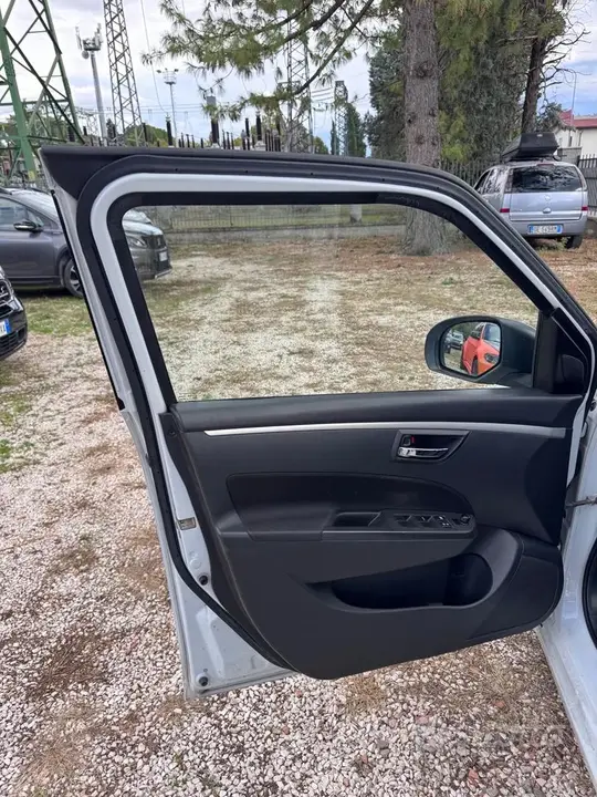 Suzuki Swift 2013 photo 5