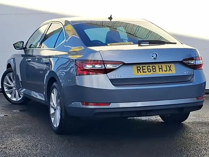 Skoda Superb 2018 photo 2