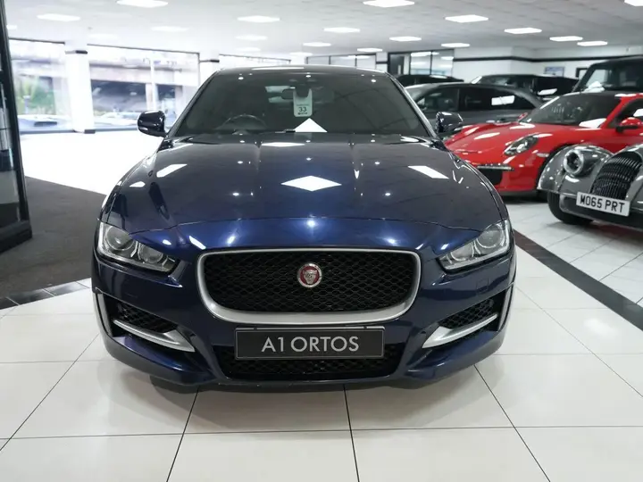Jaguar Xe 2016 photo 2
