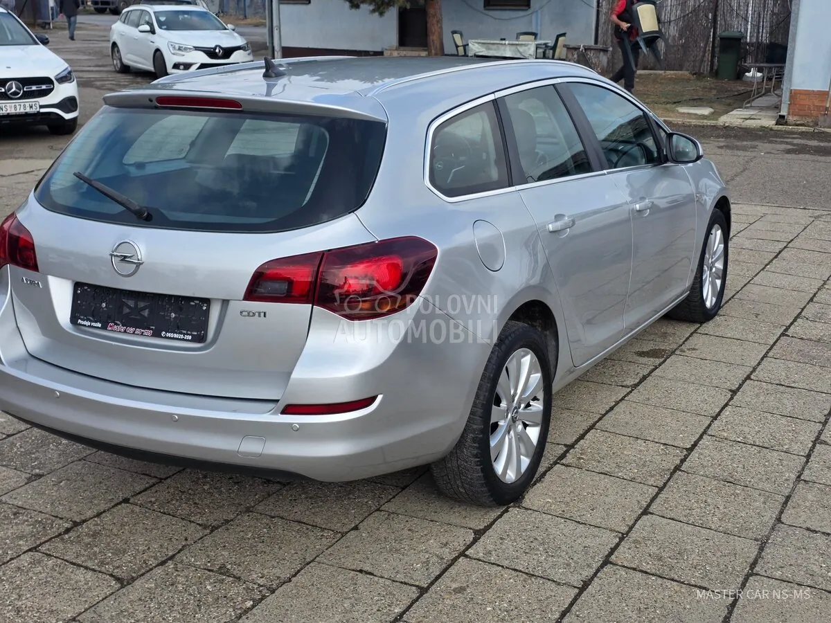 Opel Astra J 2011 photo 3