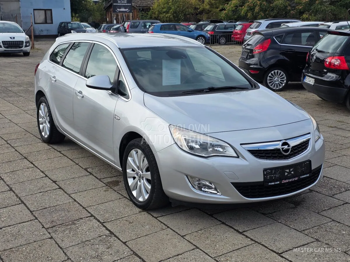 Opel Astra J 2011 photo 2