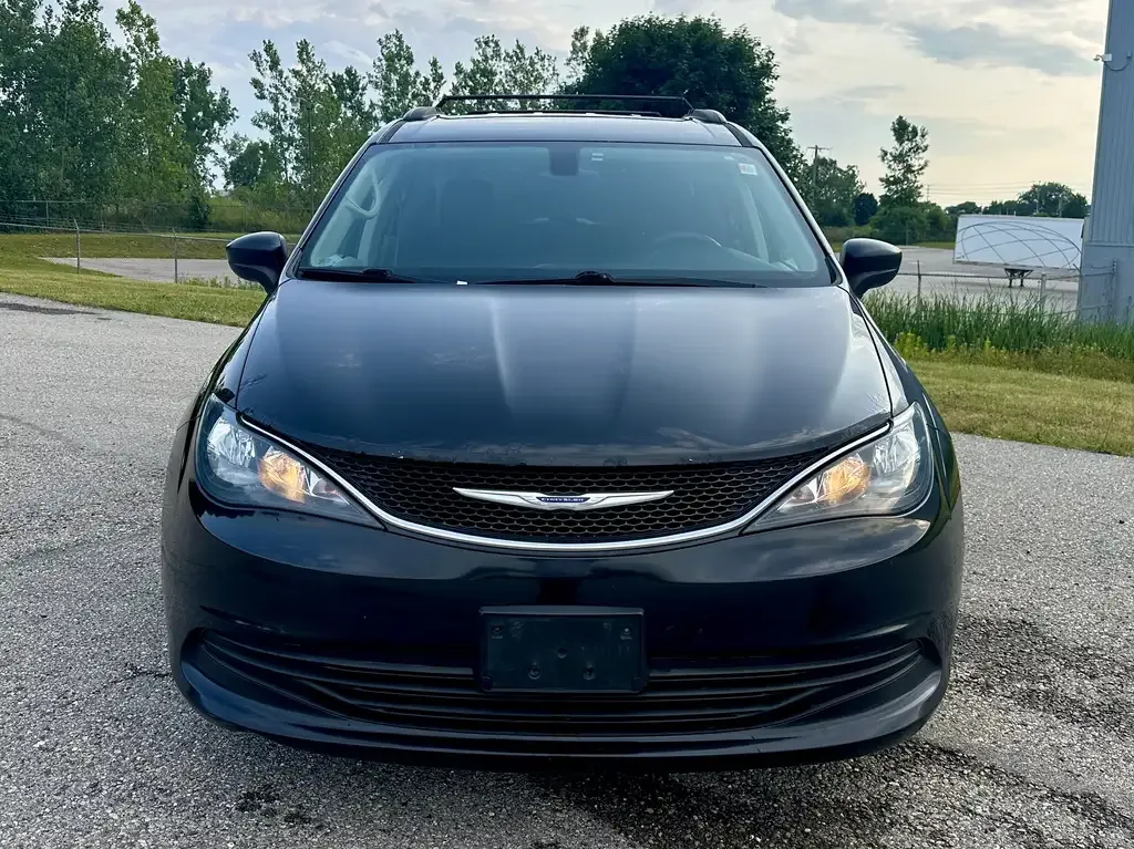 Chrysler Pacifica 2017 photo 2